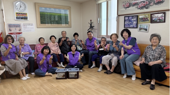 연수구 연수2동 주민자치회는 지난 2일 직접 담근 오이지를 지역 내 경로당 8개소에 전달하며 어르신들의 건강한 여름나기를 응원했다